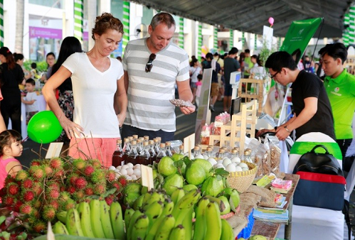 Chiếm số lượng lớn, hấp dẫn nhiều người tham quan là các mặt hàng nông sản sạch. Các loại rau, củ, quả được trồng theo phương pháp hữu cơ, có nguồn gốc, chứng nhận rõ ràng.