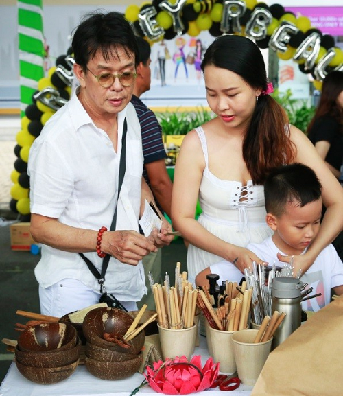 Nhạc sĩ Đức Huy lựa chọn cho gia đình các sản phẩm như ống hút bằng thân trúc, gáo dừa múc nước... Nhạc sĩ cho rằng, để bảo vệ môi trường, những phẩm thân thiện nên được sử dụng rộng rãi, thay cho túi nylon, ống hút nhựa.